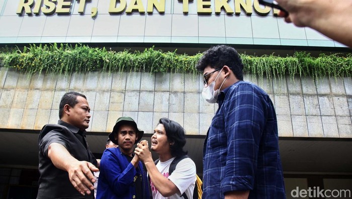 Aksi Mahasiswa Kritik Mahalnya Biaya Kuliah di UNY Aliansi Mahasiswa UNY Bergerak menggelar aksi di halaman Kemendikbudristek, Jl Sudirman, Senayan, Jakarta Pusat, Jumat (10/2/2023). Mereka mengkritik mahalnya biaya kuliah di Universitas Negeri Yogyakarta (UNY).