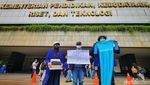 Aksi Mahasiswa di Depan Gedung Kemendikbudristek