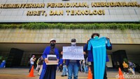 Para mahasiswa menggelar aksi di halaman Kemendikbudristek, Jalan Sudirman, Senayan, Jakarta Pusat, Jumat (10/2/2023).