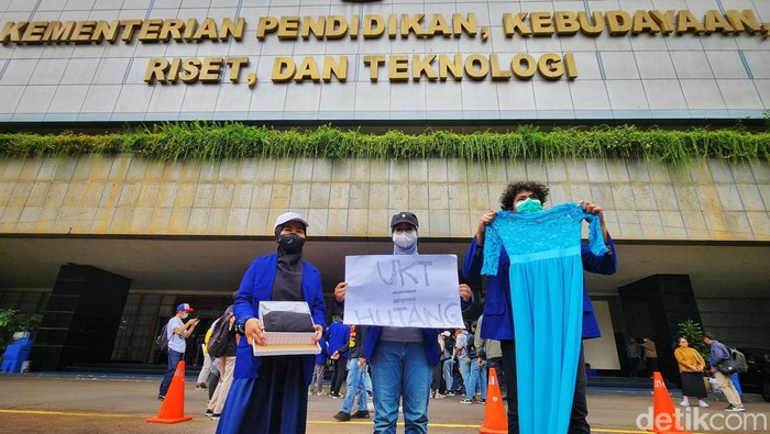 Aksi Mahasiswa Kritik Mahalnya Biaya Kuliah di UNY Aliansi Mahasiswa UNY Bergerak menggelar aksi di halaman Kemendikbudristek, Jl Sudirman, Senayan, Jakarta Pusat, Jumat (10/2/2023). Mereka mengkritik mahalnya biaya kuliah di Universitas Negeri Yogyakarta (UNY).