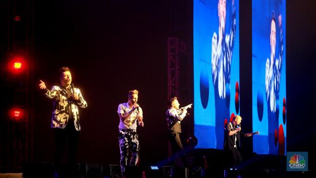 Aksi panggung grup vokal 90an asal Irlandia Westlife Acara itu diadakan dalam sebuah konser yang bertajuk 