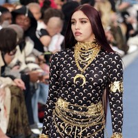 Lourdes Leon mengawali karier sebagai model dengan menjadi wajah dari parfum Marc Jacobs Lola. Sejak itu anak Madonna ini didapuk sebagai model, termasuk brand lingerie Fenty x Savage. Ia juga dikenal sebagai model berpenampilan eksentrik. Foto: Getty Images
