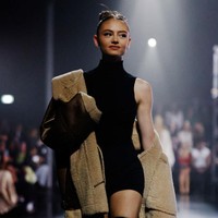 Leni Klum, anak dari supermodel Heidi Klum, mantap berkarier jadi model. Bersama sang ibu, Leni tampil sebagai model lingerie untuk brand pakaian dalam asal Italia, Intimissimo. Foto: Franziska Krug/Getty Images