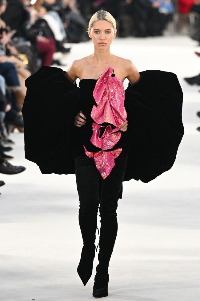 Iris Law, anak Jude Law dan Sadie Frost, sukses jadi model berkat keunikan wajahnya. Selain modeling dia juga menekuni dunia akting. Foto: Stephane Cardinale/ Getty Images