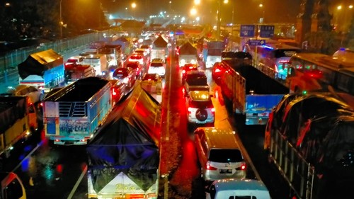 Antrean kendaraan di Pelabuhan Gilimanuk akibat penundaan penyeberangan, Jumat (10/2/2023). Pelayaran ditutup sementara karena cuaca buruk,