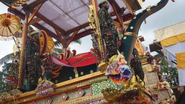 Apel Persada oleh Pemuda Panca Marga sebelum jenazah I Gusti Ngurah Alit Yudha dikremasi. (Agus Eka/detikBali)