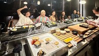 Ashanty dan keluarga juga kerap menikmati makanan mewah di restoran omakase. Begini kebersamaan mereka menikmati hidangan Jepang. Foto: Instagram @ashanty_ash