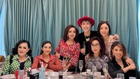 Ini momen Ashanty bersama teman-temannya ketika berada di restoran. Mereka tampak berfoto akrab setelah kenyang menyantap makanan. Foto: Instagram @ashanty_ash