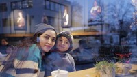 Pelantaun lagu Jodohku ini sering liburan ke Eropa. Begini momennya ngopi cantik di sebuah kafe bersama anak bungsunya. Foto: Instagram @ashanty_ash