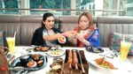 Ashanty Hobi Kulineran, Ini Momennya Santap Rawon dan Beli Cokelat di Swiss