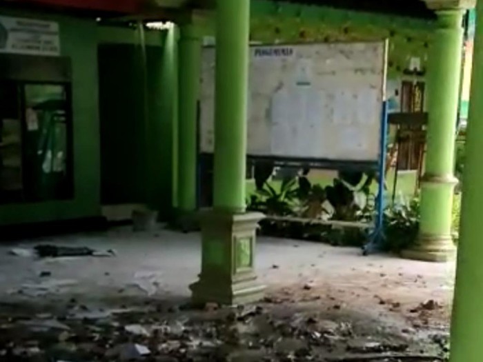 Atap Pendopo Kelurahan di Pasuruan Ambruk Disambar Petir