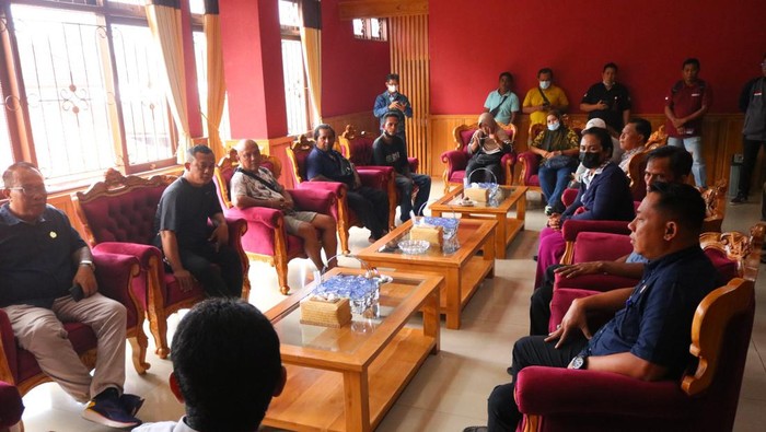 Audiensi para pedagang pasar tumpah di Pasar Anyar Singaraja diterima langsung oleh Ketua DPRD Kabupaten Buleleng di Kantornya, Jumat (10/2/2023). (Made Wijaya Kusuma)