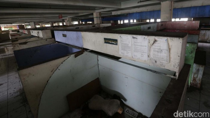 Bak Rumah Hantu, Begini Kondisi Pasar Tanah Abang Blok G Terkini Pasar Tanah Abang Blok G ditinggalkan pedagangnya akibat sepi pengunjung. Kondisi pasar tersebut kini memprihatinkan.