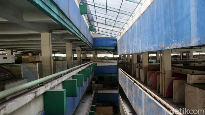 Pasar Tanah Abang Blok G ditinggalkan pedagangnya akibat sepi pengunjung. Kondisi pasar tersebut kini memprihatinkan.