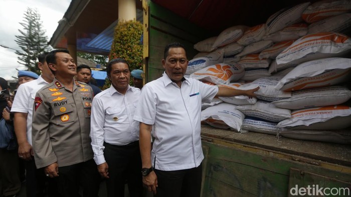 Barang Bukti Oplos Beras Bulog 350 Ton: Karung Bulog hingga Mesin Jahit
