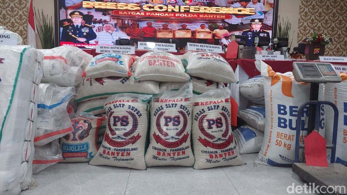 Polda Banten mengamankan tujuh tersangka yang diduga mengoplos 350 ton beras Bulog.  Sejumlah barang buktipun diamankan.