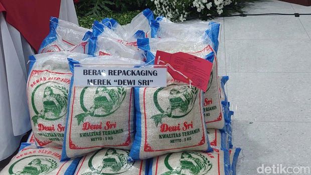 Polda Banten mengamankan tujuh tersangka yang diduga mengoplos 350 ton beras Bulog.  Sejumlah barang buktipun diamankan.