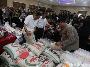 Barang Bukti Oplos Beras Bulog 350 Ton: Karung Bulog hingga Mesin Jahit