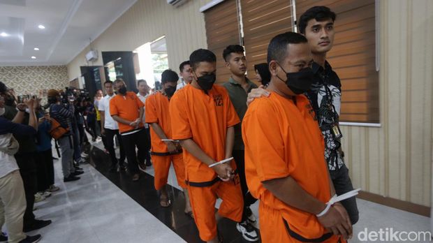 Barang Bukti Oplos Beras Bulog 350 Ton: Karung Bulog hingga Mesin Jahit