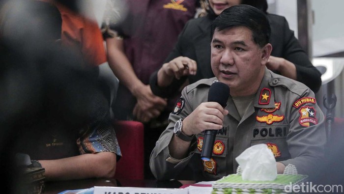 Karopenmas Mabes Polri Brigjen Ahmad Ramadhan dan Direktur Tindak Pidana Umum (Dirtipidum) Bareskrim Polri Brigjen Pol Djuhandani Rahardjo Puro memberikan keterangan pers terkait pengungkapan kasus tindak pidana perdagangan orang (TPPO) jaringan internasional di Bareskrim Mabes Polri, Jumat (10/2/2023).