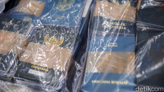 Karopenmas Mabes Polri Brigjen Ahmad Ramadhan dan Direktur Tindak Pidana Umum (Dirtipidum) Bareskrim Polri Brigjen Pol Djuhandani Rahardjo Puro memberikan keterangan pers terkait pengungkapan kasus tindak pidana perdagangan orang (TPPO) jaringan internasional di Bareskrim Mabes Polri, Jumat (10/2/2023).
