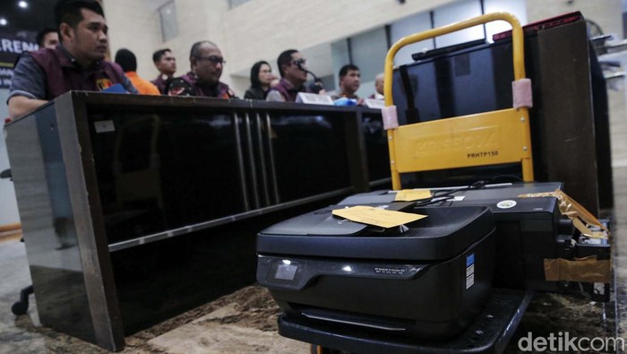 Karopenmas Mabes Polri Brigjen Ahmad Ramadhan dan Direktur Tindak Pidana Umum (Dirtipidum) Bareskrim Polri Brigjen Pol Djuhandani Rahardjo Puro memberikan keterangan pers terkait pengungkapan kasus tindak pidana perdagangan orang (TPPO) jaringan internasional di Bareskrim Mabes Polri, Jumat (10/2/2023).