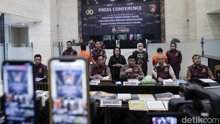 Bareskrim Ungkap Kasus Perdaganan Orang Jaringan Internasional Karopenmas Mabes Polri Brigjen Ahmad Ramadhan dan Direktur Tindak Pidana Umum (Dirtipidum) Bareskrim Polri Brigjen Pol Djuhandani Rahardjo Puro memberikan keterangan pers terkait pengungkapan kasus tindak pidana perdagangan orang (TPPO) jaringan internasional di Bareskrim Mabes Polri, Jumat (10/2/2023).