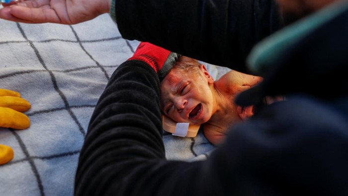 A rescuer holds baby boy Kerem Agirtas, a 20-day-old survivor who was pulled from under the rubble, in the aftermath of a deadly earthquake in Hatay, Turkey, February 8, 2023. REUTERS/Kemal Aslan     TPX IMAGES OF THE DAY