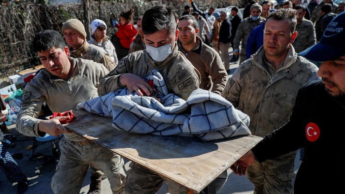 Bayi Berusia 20 Hari Diselamatkan dari Reruntuhan Gempa Turki A rescuer holds baby boy Kerem Agirtas, a 20-day-old survivor who was pulled from under the rubble, in the aftermath of a deadly earthquake in Hatay, Turkey, February 8, 2023. REUTERS/Kemal Aslan TPX IMAGES OF THE DAY