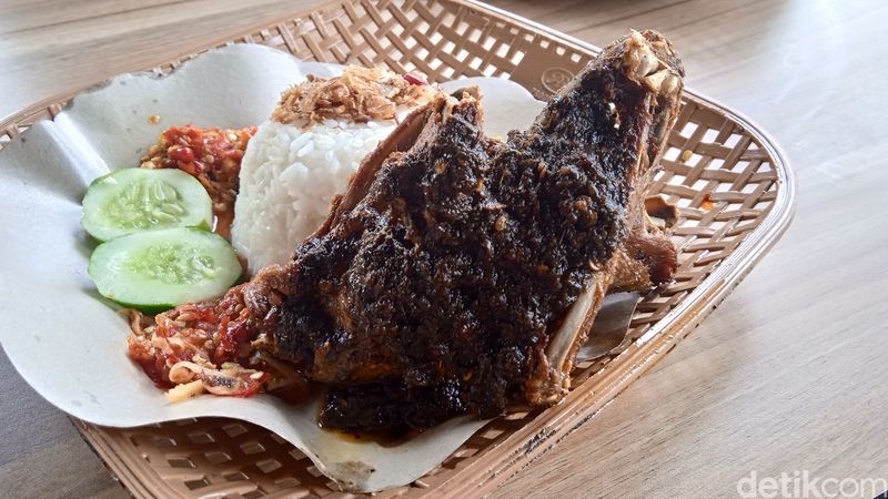 Bebek Carok: Pedas, Juara!  Nasi Bebek Tretan Muslim Madura