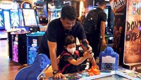 Saat mengunjungi mal itu, Sedah Mirah terlihat fokus bermain game. Ayahnya, Bobby Nasution terlihat turut menemani sedah bermain (Tangkapan Layar Youtube Sekretariat Presiden)