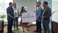 Pimpinan Cabang BRI Cirebon, Kartini Ferdian Handoko, Regional CEO BRI Wilayah Bandung Budi Novianto, Direktur Operasional BRI Life Yosie William Iroth dan Bancassurance Regional Head Rozali Muslim Paokuma secara simbolis menyerahkan pembayaran klaim meninggal dunia kepada ahli waris nasabah di Cirebon, Rabu (8/2).