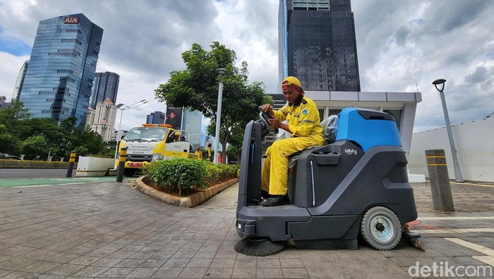 Brmmmm... Ini 'Senjata' Baru Buat Trotoar Jakarta Tetap Kinclong Petugas mengoperasikan mesin vakum sweeper di trotoar Jl Sudirman, Jakarta, Jumat, (9/2/). 'Senjata' baru tersebut digunakan untuk membersihkan jalan dari debu dan kotoran.