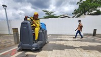Alat yg kecil ini efektif untuk membersihkan area sempit seperti trotoar.
