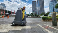 Petugas mengoperasikan mesin vakum sweeper pembersih jalan, di jalur pedestrian Jl Sudirman, Jakarta, Jumat, (9/2/2023).