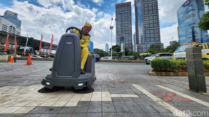 Petugas mengoperasikan mesin vakum sweeper di trotoar Jl Sudirman, Jakarta, Jumat, (9/2/). 'Senjata' baru tersebut digunakan untuk membersihkan jalan dari debu dan kotoran.