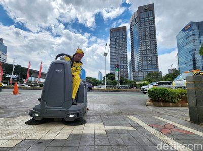 Brmmmm... Ini Senjata Baru Buat Trotoar Jakarta Tetap Kinclong