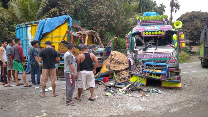 Bus Murni tabrakan dengan truk di Jalan Jamin Ginting, Kecamatan Sibolangit, Deli Serdang