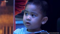 Berbeda dengan Sedah, Nahyan beberapa kali terlihat berlari di lokasi mal. Dia juga sempat tertangkap kamera terdiam di salah satu sudut yang ada di lokasi permainan. (Tangkapan Layar Youtube Sekretariat Presiden)