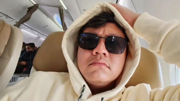 Denny Caknan menyanyikan Lagu Stasiun Balapan ciptaan Didi Kempot. Berikut ini lirik lagu tersebut.