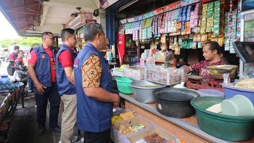 Ditreskrimsus Polda Bali melakukan pemantauan minyak goreng curah, Jumat (10/2/2023). (Dok. Polda Bali)