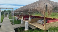 Untuk restorannya, tempat ini menyediakan banyak saung untuk dipakai pengunjung saat menikmati hidangan. Jadi, pengunjung bisa santai sambil duduk lesehan. Foto: detikcom/Riska Fitria