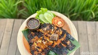 Kalau ke sini bisa memesan menu Ikan Gurame Bakar (Rp 119.000). Ikan guramenya berukuran besar, rata-rata beratnya mencapai 700-800 gram per porsi. Foto: detikcom/Riska Fitria