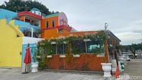 Selain bisa berfoto di area persawahan, pengunjung di sini juga bisa berpose cantik di berbagai spot menarik. Salah satunya ada bangunan ala Santorini yang warna-warni. Foto: detikcom/Riska Fitria