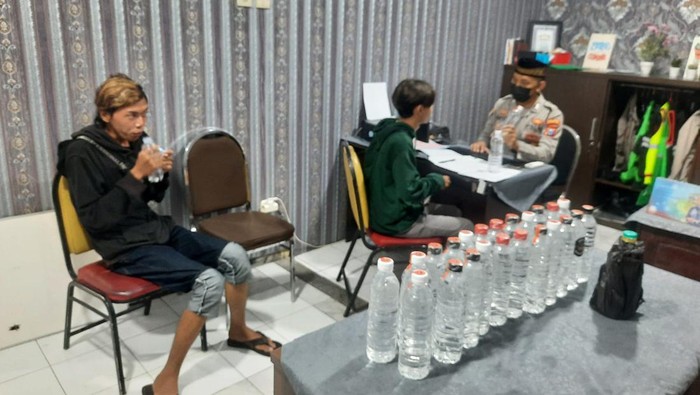 Dua pelaku pedagang arak di Mojokerto Kota diperiksa di kantor polisi