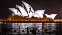 Sebuah pita hitam yang melambangkan kenangan dan duka terlihat diproyeksikan di layar Gedung Opera Sydney di Sydney, Australia, Kamis (9/2/2023). Aksi ini sebagai bentuk solidaritas terhadap Turki dan Suriah setelah gempa bumi mematikan pada hari Senin (6/2).