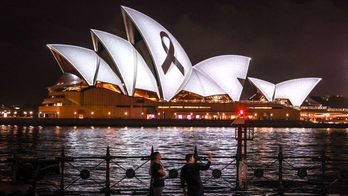 Duka Gempa Turki-Suriah, Sydney Opera House Tampilkan Pita Hitam A black ribbon, symbolising remembrance and mourning, is projected onto the Sydney Opera House on February 9, 2023 in solidarity with Turkey and Syria after a massive earthquake devastated the two countries. (Photo by DAVID GRAY / AFP) (Photo by DAVID GRAY/AFP via Getty Images)