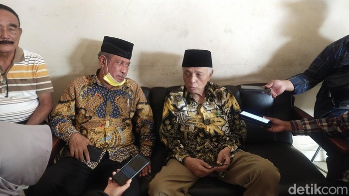 Eks Ketua DPD II Golkar Solo Kusraharjo (kanan).