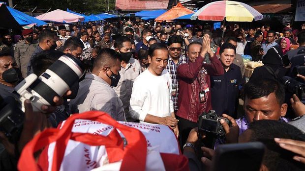 Erick Thohir mendampingi Presiden Jokowi mengunjungi Pasar Pagi Batuphat Timur, Lhokseumawe, Aceh. (Tangkapan layar Instagram @erickthohir)