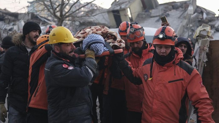 KAHRAMANMARAS, TURKIYE - FEBRUARY 10: Search and rescue crews celebrate as 26 year old Syrian woman Fatma Karus is rescued from under rubbles of a collapsed 3 story-building on Ali Sezai Efendi Street 96 hours after 7.7 and 7.6 magnitude earthquakes hit Turkiyeâs Kahramanmaras on February 10, 2023. Early Monday morning, a strong 7.7 earthquake, centered in the Pazarcik district, jolted Kahramanmaras and strongly shook several provinces, including Gaziantep, Sanliurfa, Diyarbakir, Adana, Adiyaman, Malatya, Osmaniye, Hatay, and Kilis. Later, at 13.24 p.m. (1024GMT), a 7.6 magnitude quake centered in Kahramanmaras' Elbistan district struck the region. Turkiye declared 7 days of national mourning after deadly earthquakes in southern provinces. (Photo by Emin Sansar/Anadolu Agency via Getty Images)